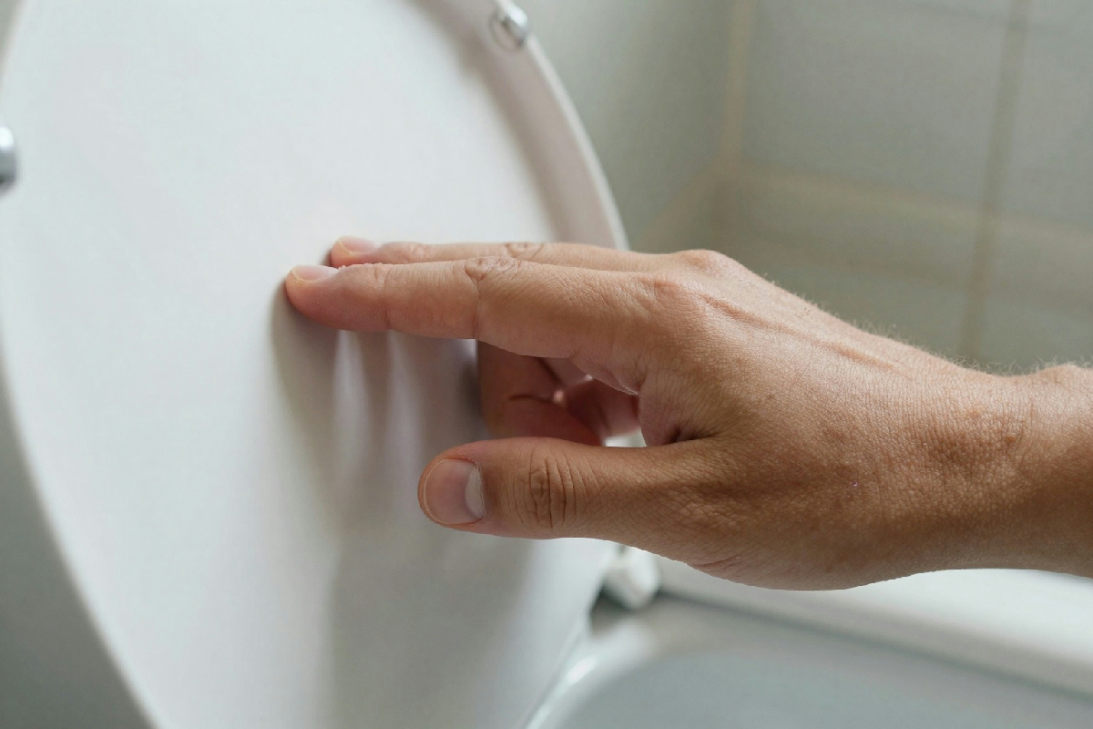 Chiudere il coperchio del water migliora l'ambiente: ecco l'abitudine semplice che fa la differenza