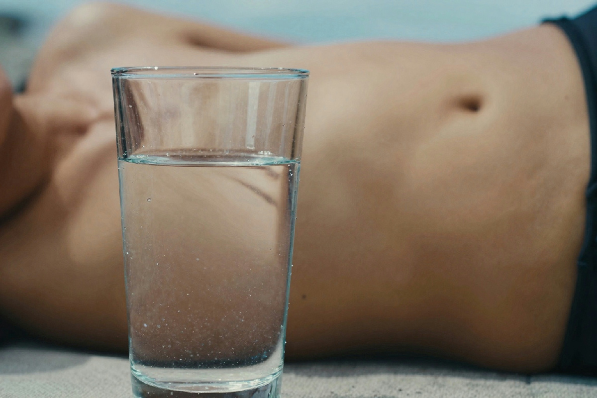 Se bevi meno acqua il tuo intestino invia segnali chiari: ecco quali non ignorare mai